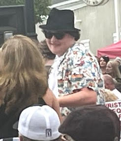 Big crowd stirred by AC/DC music on the plaza – WZBD